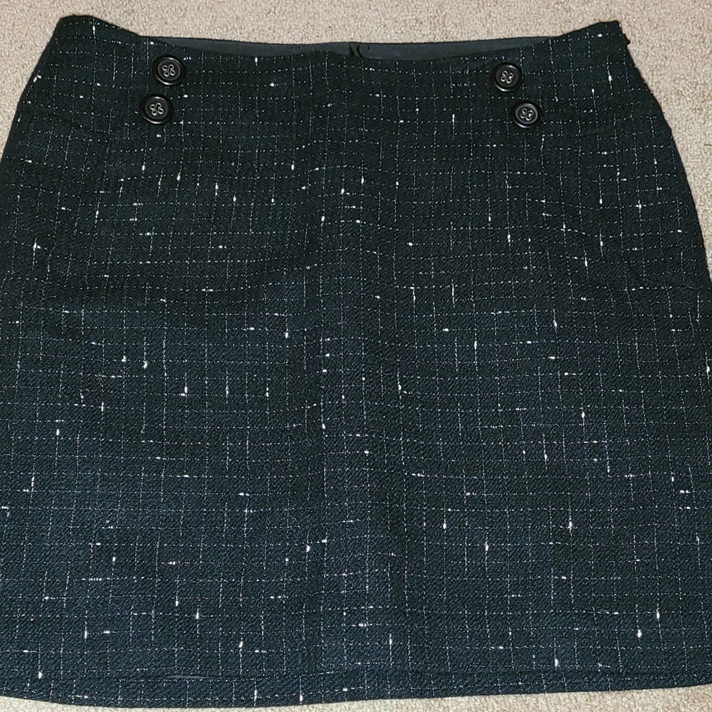 Womens LOFT skirt. Black with white. Side zip. Lined. Pockets.  18 inches.